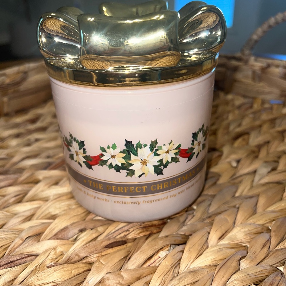 Bath & Body Works Gold bow candle the perfect Christmas